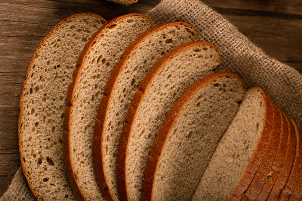 Шматочки коричневого хліба на скатертині
 - Фото, зображення