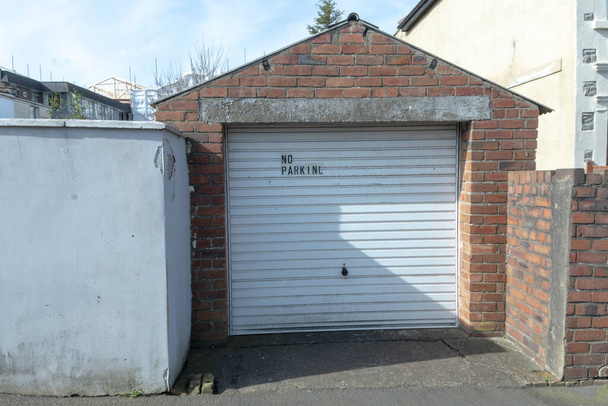 Bristol-March 2020-England-a close-up vista de um sinal de estacionamento não de uma porta de garagem que leva para a estrada principal
  - Foto, Imagem