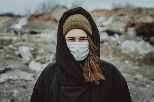 Tıbbi maske takan genç bir kadının portresi grip virüsünden korunma, salgın hastalık ve bulaşıcı hastalıklar. Sağlığınızı koruyun. Coronavirus konsepti. Virüs yayılmış grip önleme karantinası. - Fotoğraf, Görsel