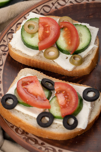 broodjes met gemarineerde zwarte en groene olijven - Foto, afbeelding
