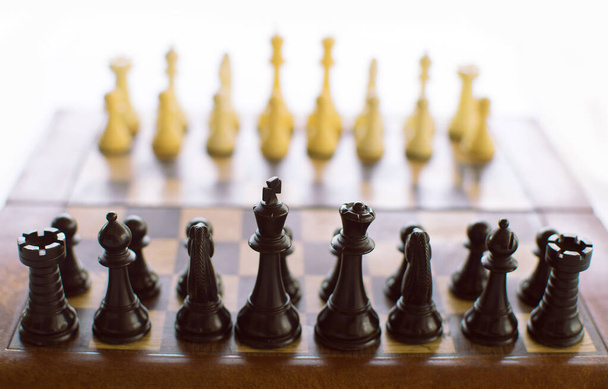 Tablero de ajedrez preparado y listo para jugar. Profundidad de campo reducida
 - Foto, Imagen