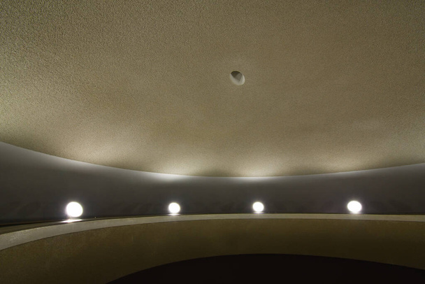 Interno superiore della cupola del soffitto estetico del monumento di Voortrekker, Pretoria, Sudafrica
 - Foto, immagini