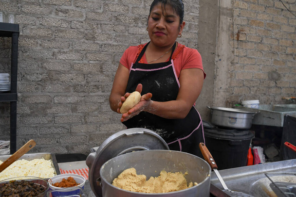 Стара жінка готує типову мексиканську їжу своїми руками
 - Фото, зображення