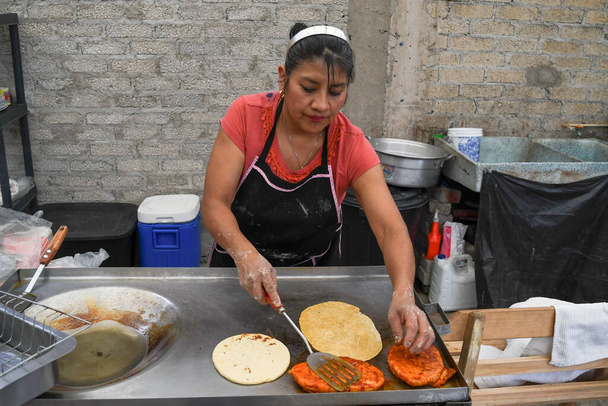 Стара жінка готує типову мексиканську їжу своїми руками
 - Фото, зображення