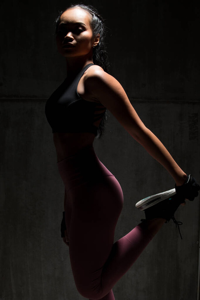 Ázsiai bőr Fitness nő gyakorlat nyújtózkodó karok boksz súly puncs sötét háttér, stúdió világítás gradiens szürke felső fény árnyék alacsony expozíciós hely, koncepció Woman Can Do Sport 6 csomag - Fotó, kép