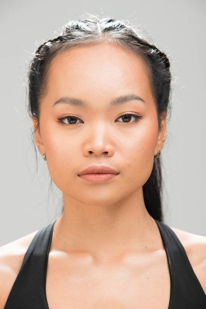 Asijské žena po použití make-up účes. bez retuše, svěží obličej s akné, rty, oči, tvář, pěkná hladká pokožka. Studio osvětlení bílé šedé pozadí, pro léčbu estetické terapie - Fotografie, Obrázek