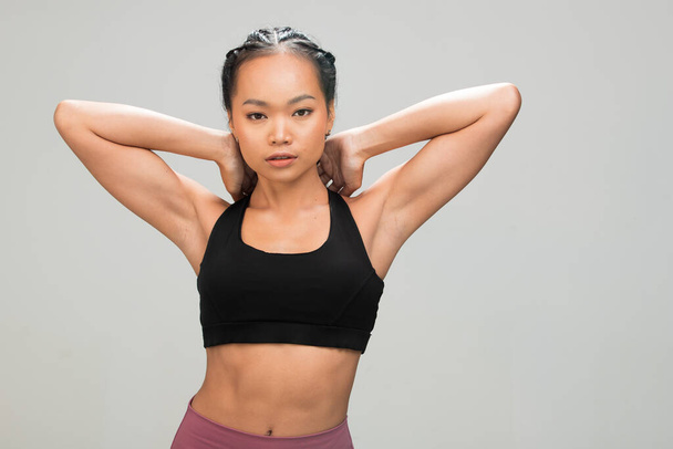 Ázsiai tan Skin fitness nő gyakorlása bemelegítés stretch Arms lábak kopás fekete sport melltartó eperfa lila nadrág, stúdió világítás szürke háttér másolása tér, koncepció nő tehet sport 6 csomag - Fotó, kép