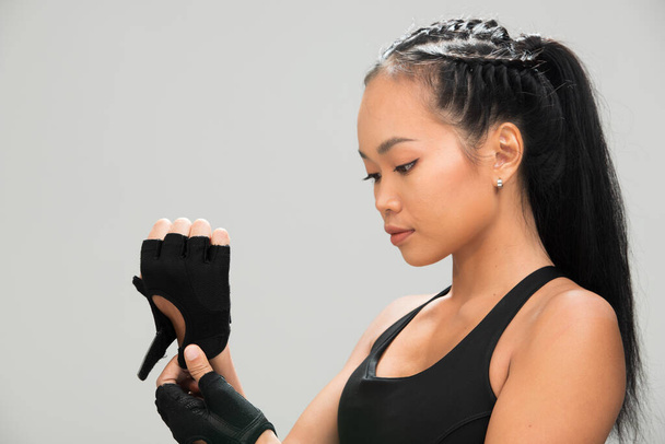 Asian Tan Skin Fitness woman exercch air wear Boxing Gloves Black sport bra mulberry фіолетові брюки, студія освітлює сірий фоновий простір, концепт Woman Can Do Sport 6 packs - Фото, зображення