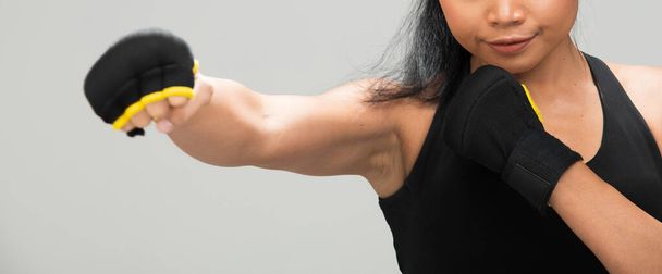 Asian Tan Skin Fitness woman exercch air wear Boxing Gloves Black sport bra mulberry фіолетові брюки, студія освітлює сірий фоновий простір, концепт Woman Can Do Sport 6 packs - Фото, зображення