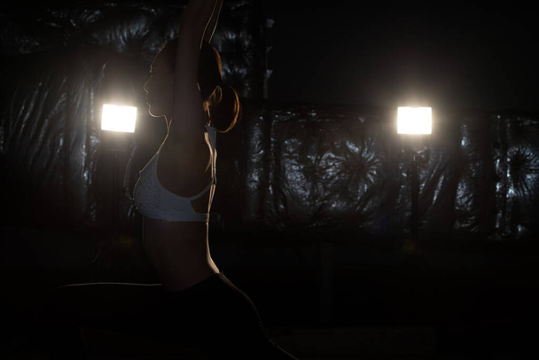 Азиатская стройная фитнес-женщина упражнения растяжения ног руки боксерский вес пунш в тумане дыма Темный фон низкой экспозиции, студия освещения копировать пространство, концепция Женщина может делать спорт 6 пакетов
 - Фото, изображение