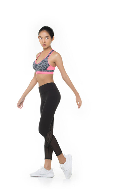 Asian Tan Skin Fitness vrouw oefening dragen roze donkere tijger huid bokspak opwarmen witte achtergrond, studio verlichting kopieerruimte geïsoleerd, concept Woman Can Do Sport - Foto, afbeelding