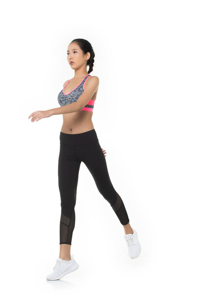 Asyalı bronz tenli kadın egzersizi. Pembe kaplan derisi boks kıyafeti giyin. Beyaz arka planı ısıtın. - Fotoğraf, Görsel