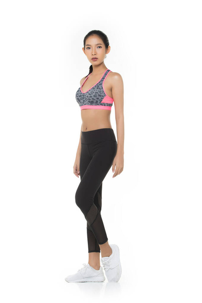 Asian Tan Skin Fitness vrouw oefening dragen roze donkere tijger huid bokspak opwarmen witte achtergrond, studio verlichting kopieerruimte geïsoleerd, concept Woman Can Do Sport - Foto, afbeelding