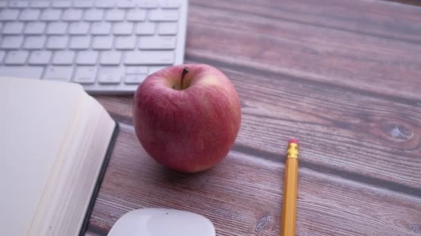 επιστροφή στο σχολείο έννοια με μήλο στο τραπέζι ή το γραφείο - Πλάνα, βίντεο