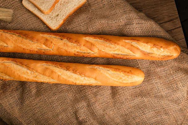 Duas saborosas baguetes francesas na toalha de mesa
 - Foto, Imagem