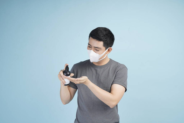 Aasian nuori komea mies flunssa naamio vastaan koronavirus pandemia, tai estää flunssa tauti tai kylmä talvella
 - Valokuva, kuva