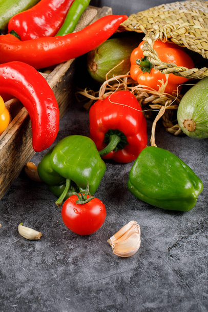 Chili paprika 's met tomaat en knoflook. - Foto, afbeelding