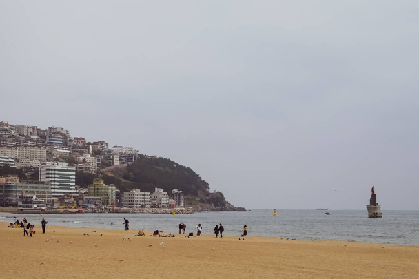 BUSAN, COREA-MARZO 5: Haeundae fachada de la playa el 5 de marzo de 2020 en Busan, Corea.Es una playa urbana en Busan y la playa está ocupada todo el año, y varios festivales se llevan a cabo allí durante todo el año.
. - Foto, imagen