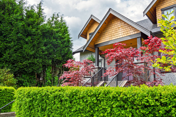 Entrée de maison résidentielle de luxe avec feuilles rouges décoratives
 - Photo, image