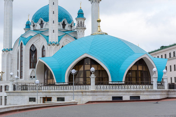Rusya 'nın Tataristan, Kazan Kremlin kentindeki Kol Şerif Camii. Rusya 'nın en büyük camilerinden biri. Cami bir müze olarak hizmet veriyor. Bulutlu bir günde Manezh binasından görüntü. - Fotoğraf, Görsel