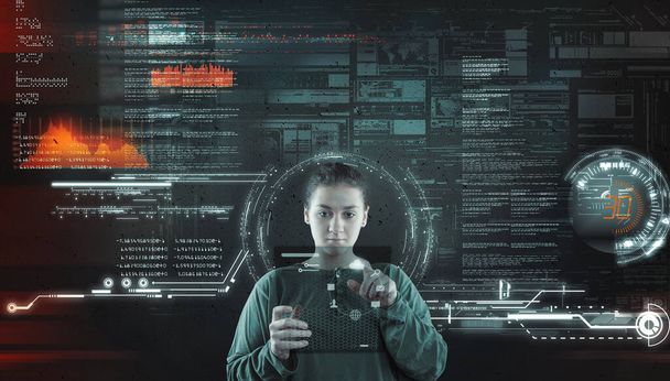 Kobieta pracująca futurystyczny interfejs użytkownika. Nowoczesne ekrany danych i informacji .  - Zdjęcie, obraz