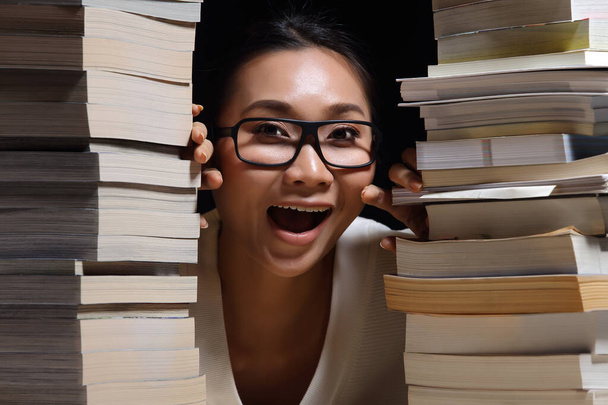 Güzel Asyalı Kız gülüşü ve kitap yığınları, ders kitapları, günlük, rapor, araştırma ve komedi arasında dergi okumaktan mutluluk duyarız. - Fotoğraf, Görsel