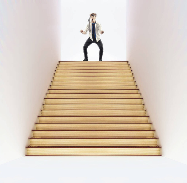 Mladý muž slaví nahoře na schodech. Promoce slaví koncept. Těžké pracovní kroky k úspěchu. - Fotografie, Obrázek