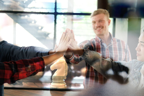 startup muž žena spojuje ruku, obchodní tým dotýká ruce dohromady po dokončení dohody na setkání. jednota týmová spolupráce partnerství firemní koncept. - Fotografie, Obrázek