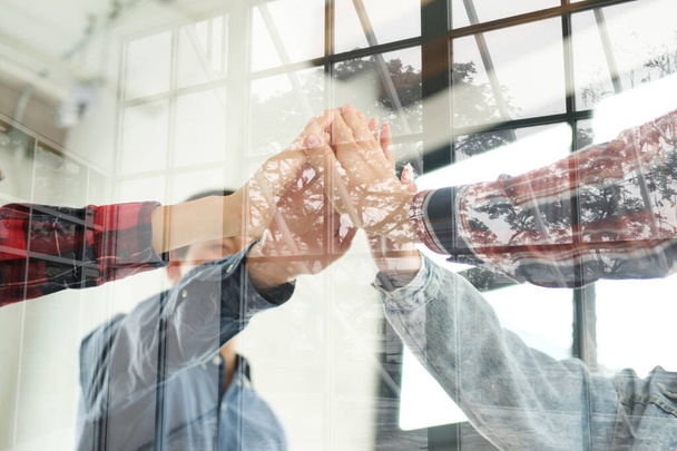 startup man γυναίκα ενώνει το χέρι, επιχειρηματική ομάδα αγγίζοντας τα χέρια μαζί μετά την ολοκλήρωση μιας συμφωνίας στη συνάντηση. ενότητα εταιρική έννοια της εταιρικής σχέσης εργασίας. - Φωτογραφία, εικόνα