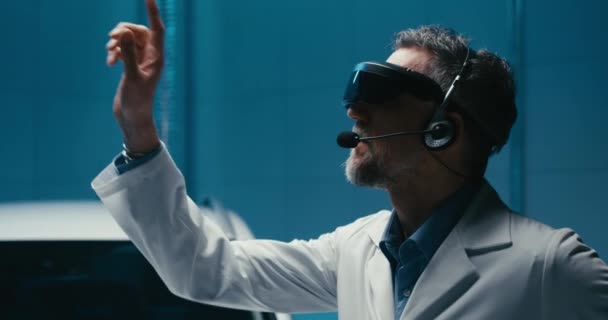 Engenheiros que usam óculos VR na câmara de teste
 - Filmagem, Vídeo