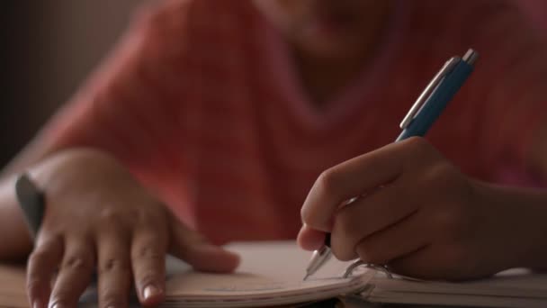 ノートに書く少女の手を閉じてください。女子学生は日記にメモをとる。教材を使って宿題をする。教育理念. - 映像、動画