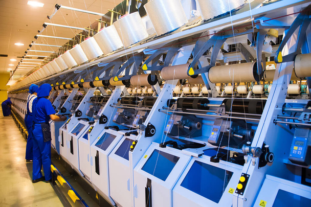 Linia produkcyjna tkanin przemysłowych. Krosna tkackie w fabryce włókienniczej - Zdjęcie, obraz