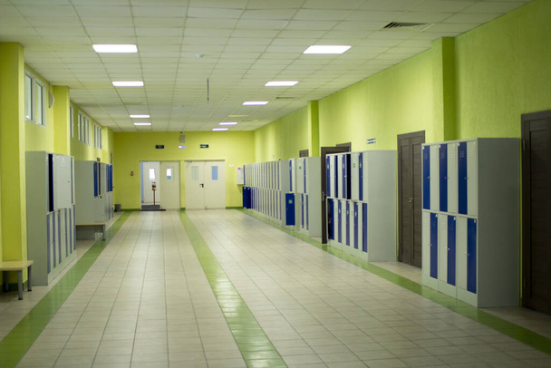 Σχολικός διάδρομος με συρτάρια για αντικείμενα μαθητών. - Φωτογραφία, εικόνα