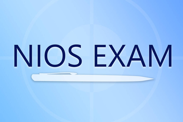 NIOS Examen montrant avec stylo et fond bleu coloré
 - Photo, image