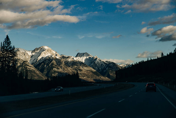 Escondido paisaje invernal en las montañas rocosas canadienses - Monte Rundle y lagos Vermillion - Parque Nacional Banff, Canadá.. - Foto, Imagen