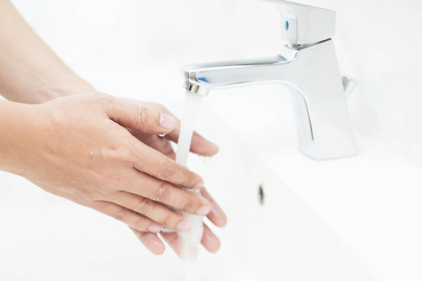 Los hombres se lavan las manos cada vez antes de comer para prevenir gérmenes, virus, covid-19 y bacterias
. - Foto, imagen