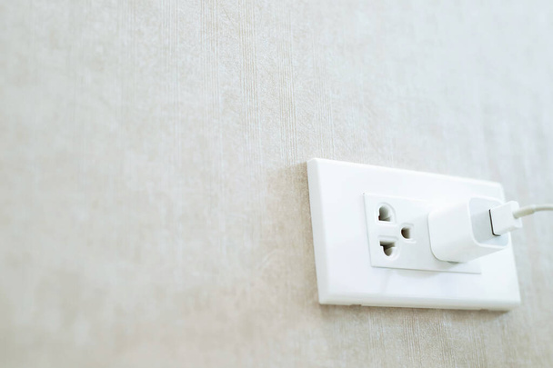 Fermer la prise de courant électrique et la prise de courant sur le mur
. - Photo, image