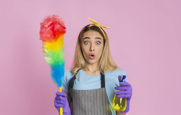 Allgemeines Reinigungskonzept. Hausfrau mit Spray und Pinsel überrascht - Foto, Bild