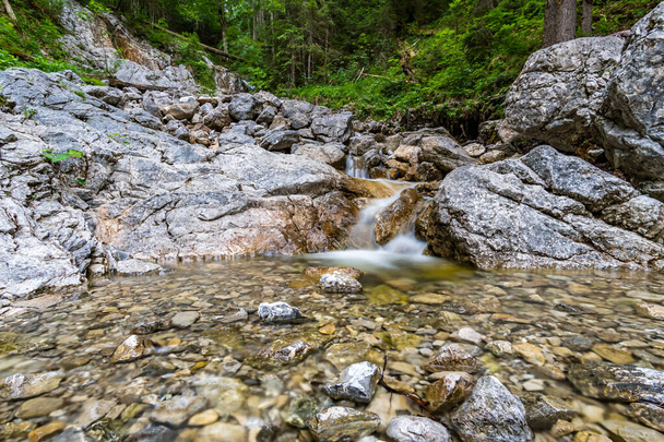 Schöne Bäche und kleine Wasserfälle am Eibsee an der Zugspitze - Foto, Bild