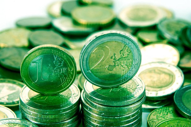 Zbliżenie monet euro stoi na stosie monet - Zdjęcie, obraz