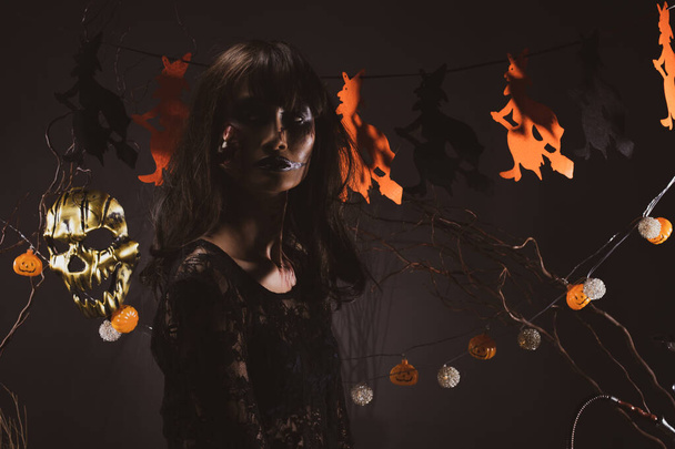 halloween achtergrond met heks en pompoen slinger opknoping, Ghost Zombie meisje met verse wond op gezicht zwart haar jurk als eng en willen wraak te doden alle van spookachtige plaatsen - Foto, afbeelding
