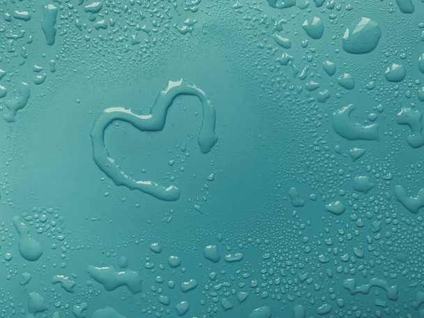 Water in heart shape on blue background - Foto, Imagem