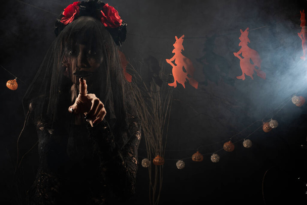 Musta Leski huntu Ghost tyttö kansi kasvot tuore Haava kasvot mekko tulevat varjossa siluetti kuin pelottava ja haluavat kostaa Haunted House, Halloween tausta noita ja kurpitsa Garland savua
 - Valokuva, kuva