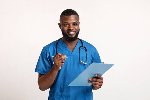 Sympathique médecin noir prenant patients histoire, fond blanc
 - Photo, image