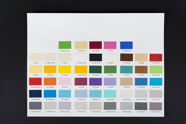 Papier kleur sampler met nummers op zwart - Foto, afbeelding