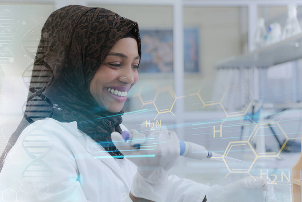 Young African Female Laboratory scientist working at lab with test tubes, test or research in clinical laboratory.Wetenschap, chemie, biologie, geneeskunde en mensen concept. - Foto, afbeelding