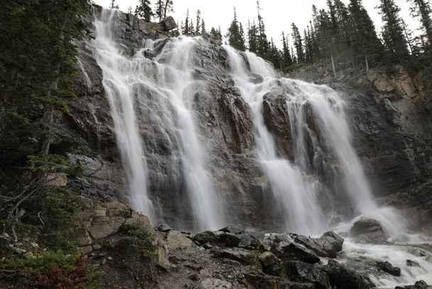 κουβάρι creek πέφτει σε jasper εθνικό πάρκο, Αλμπέρτα, Καναδάς - Φωτογραφία, εικόνα