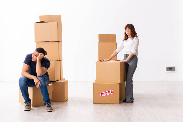 Νεαρό ζευγάρι και πολλά κουτιά στην έννοια του διακανονισμού διαζυγίου - Φωτογραφία, εικόνα