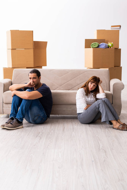 Mladý pár a mnoho krabic v konceptu rozvodového vypořádání - Fotografie, Obrázek