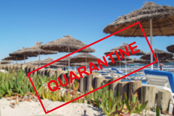 Texto de la cuarentena sobre el fondo de una playa de arena vacía en Túnez. El concepto del colapso de la industria turística. La costa marítima está cerrada a los turistas para la cuarentena
 - Foto, imagen